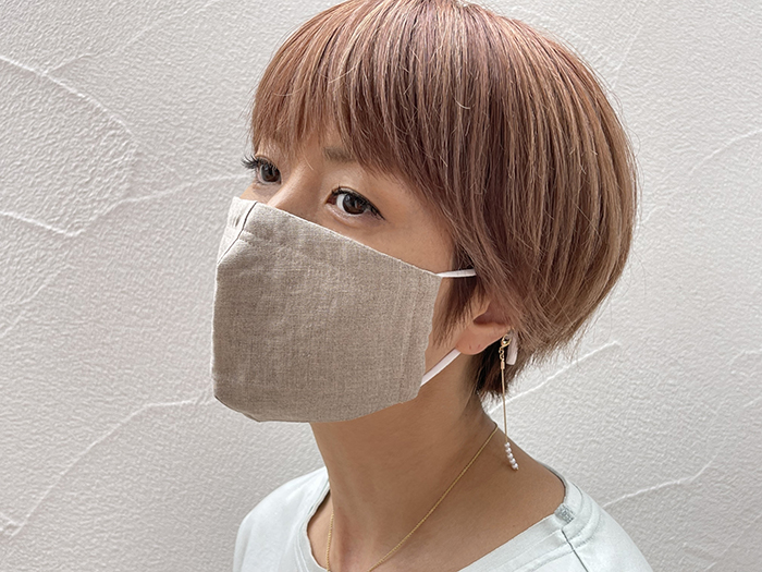 hitomiが提案する新しい大人女性の「マスクスタイル」に注目！