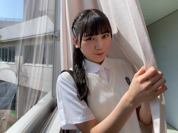 ﻿NGT48 藤崎未夢、制服姿でカーテンにくるまる青春オフショット公開