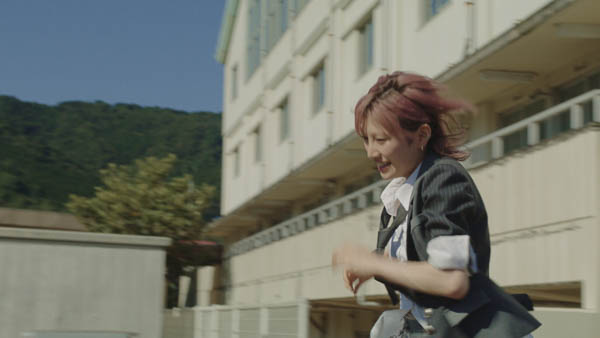 AKB48、98人で魅せる圧巻のダンスに注目!『根も葉もRumor』MVが公開