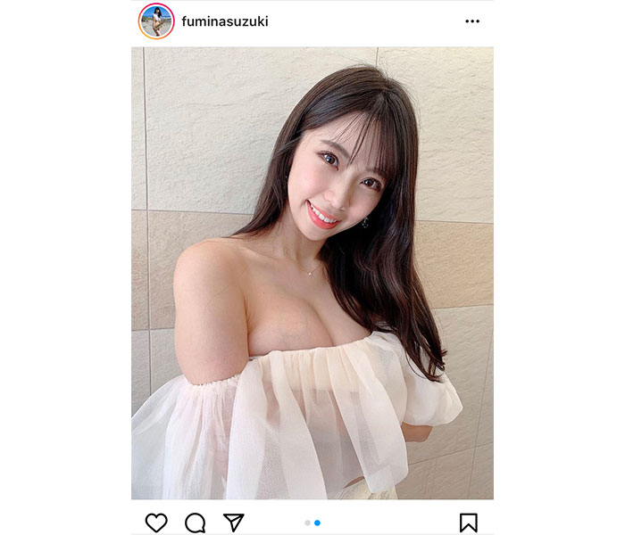 鈴木ふみ奈、オフショルのタイトミニワンピで肌見せ