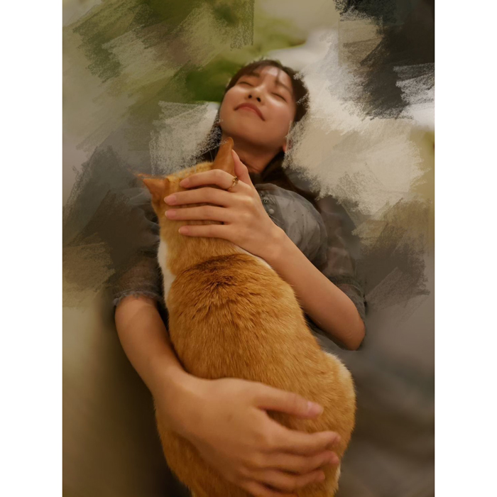 佐野ひなこ、27歳の誕生日に猫とたわむれる癒しショットを公開！元気と癒やしをおおきに」