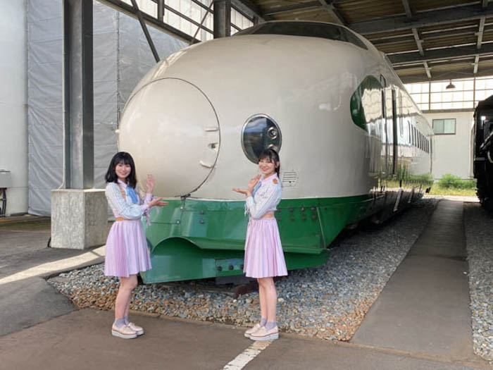 NGT48 佐藤海里、「鉄道のまち」新津で所縁のある200系と2ショット