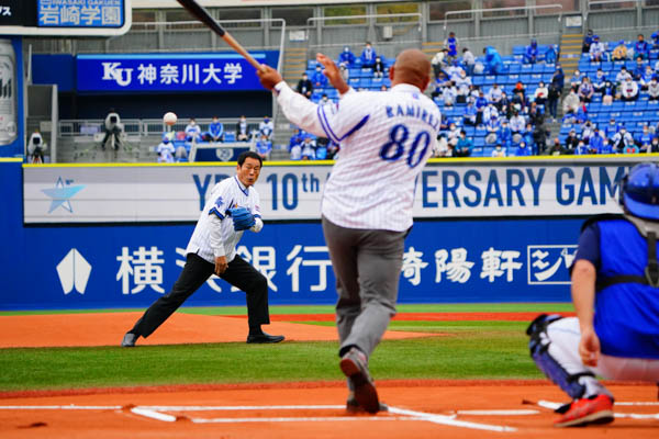 横浜DeNAベイスターズ・中畑清氏とアレックス・ラミレス氏、元監督2人がセレモニアルピッチに登場