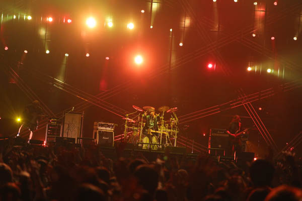 【ライブレポート】THE ORAL CIGARETTES、ライブ開始から新曲で席巻する熱狂ステージで圧倒