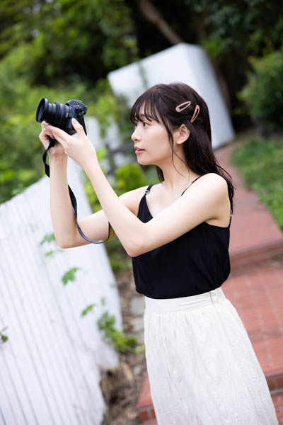 元NMB48 内木志、大胆なランジェリー姿からカメラ女子まで様々な姿を凝縮した写真集が完成!