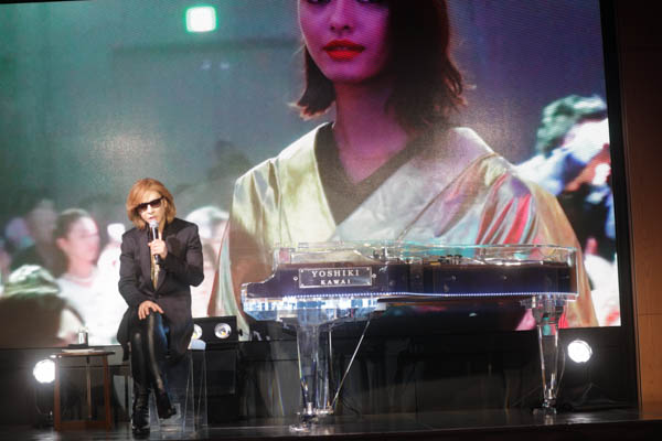YOSHIKI、サンタ帽被ってピアノ演奏 3年ぶりのディナーショー開催も発表