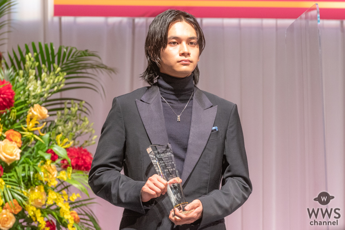 北村匠海、黒のスーツ姿で表彰式に登壇「ジュエリーに負けないようにいろんなものを届けていきたい」＜第33回 日本ジュエリーベストドレッサー賞＞