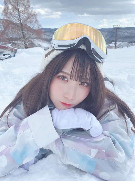 コスプレイヤー・紗愛、雪原に輝く透明ボディにうっとり「めっちゃ寒そう」