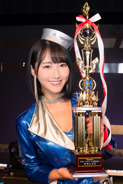 川瀬もえ、MediBan日本レースクイーン大賞2021グランプリと新人部門をダブル受賞でレースクイーン大賞初の快挙！事務所先輩・林ゆめがサプライズで登場も。