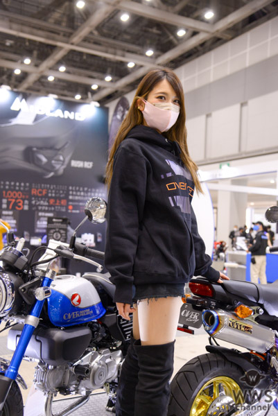 森美咲、ショートパンツ×ロングブーツで魅せる『絶対領域』披露！＜東京モーターサイクルショー2022＞