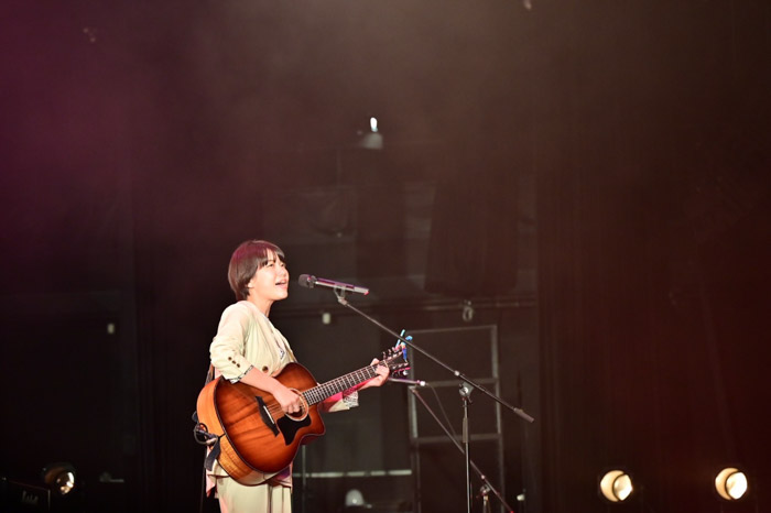 【ライブレポート】松本千夏、「サムライソニック」オープニングアクトとして登場！アコギの弾き語りで歌声を届ける＜SAMURAI SONIC Vol.2＞
