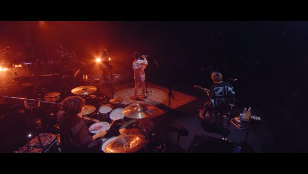 ONE OK ROCK、初のアコースティックライブ映像作品がリリース「Mighty Long Fall」ライブ映像も公開