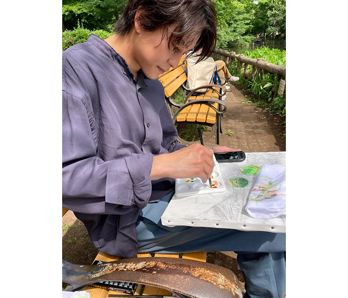島崎遥香、夫･佐野岳が集中して描いてる姿を思わずパシャリ