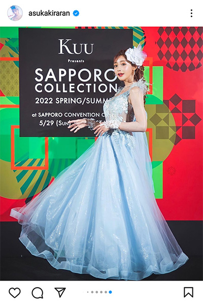 明日花キララ、「札幌コレクション」で豪華なシースルードレスを披露！