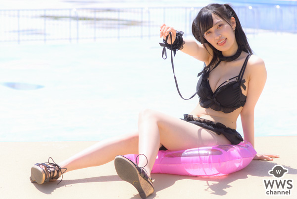 【写真特集 14枚】ネモフィラ新世界・二宮あー、セクカワな黒水着で魅せる透明美脚！＜近代麻雀水着祭2022＞