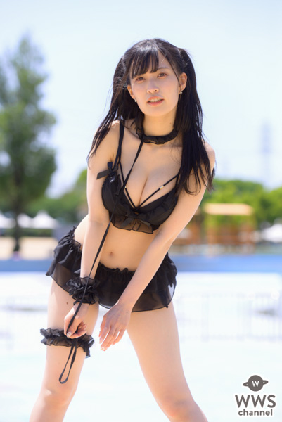 【写真特集 14枚】ネモフィラ新世界・二宮あー、セクカワな黒水着で魅せる透明美脚！＜近代麻雀水着祭2022＞