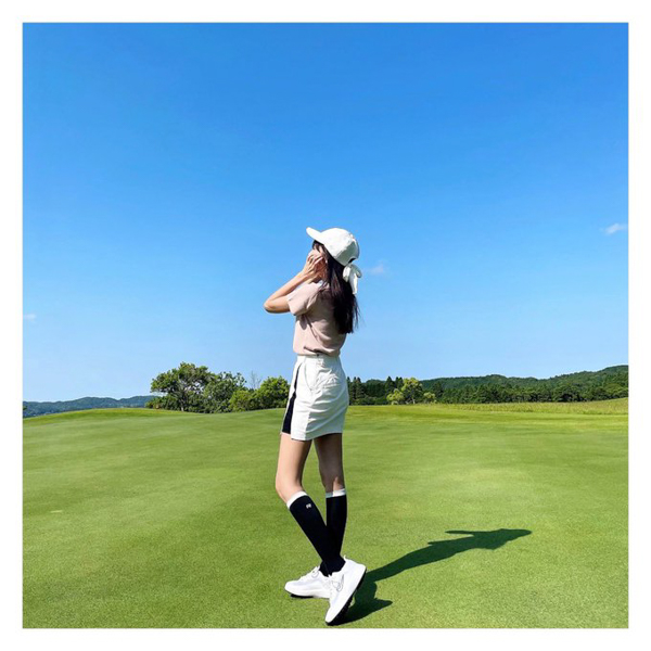 佐野ひなこ、ゴルフウェアで魅せる脚線美にうっとり！