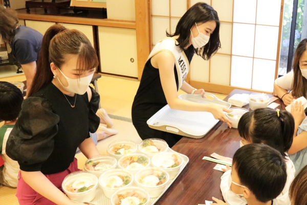 吉田三莉らミスコンファイナリストが自ら企画した「ミスユニバーシティこども食堂」が開催
