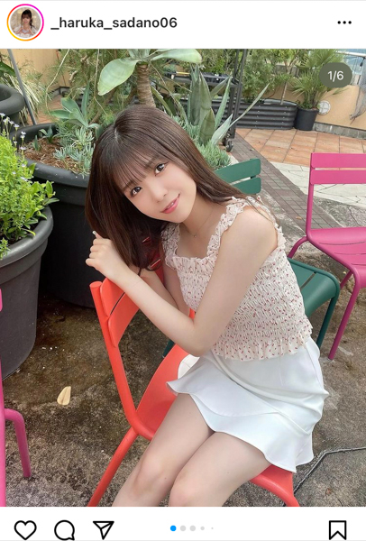 NMB48・貞野遥香、ベンチに座って生脚披露！「スタイル良すぎ」「この全身コーデは反則」