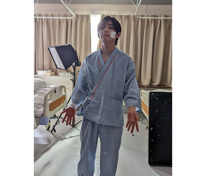 ドラマ『親愛なる僕へ殺意をこめて』山田涼介、入院着でドヤ顔＆キメポーズなオフショットを公開