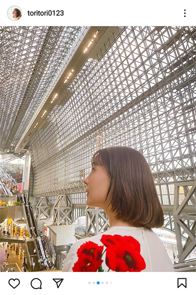 トリンドル玲奈、京都タワーを前に見事なボディラインで魅せる美シルエットワンピ姿！