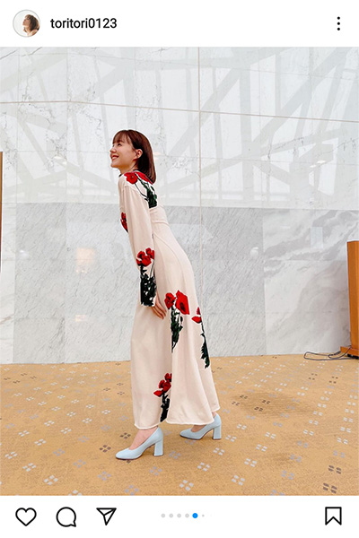 トリンドル玲奈、京都タワーを前に見事なボディラインで魅せる美シルエットワンピ姿！