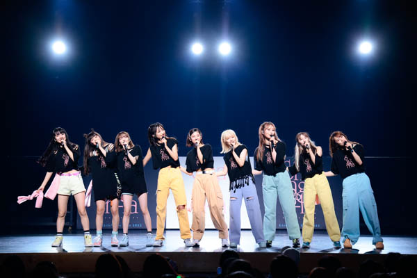 Girls2、開催中の全国ツアーで新曲「Love Genic」を初披露