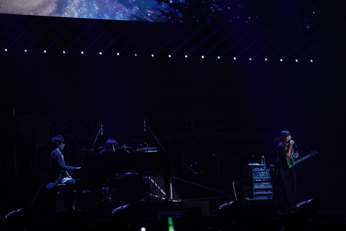 Aimer、「SACRA MUSIC FES」で『RE: I AM』を澤野弘之とパフォーマンス＜SACRA MUSIC FES. 2022 -5th Anniversary-＞