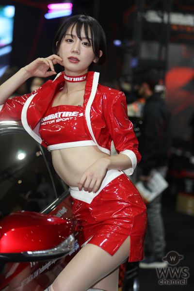 【動画】レースクイーン・新唯、赤のミニスカ衣装でSHIBATIRE MOTOR SPORTブースに登場！＜東京オートサロン2023＞