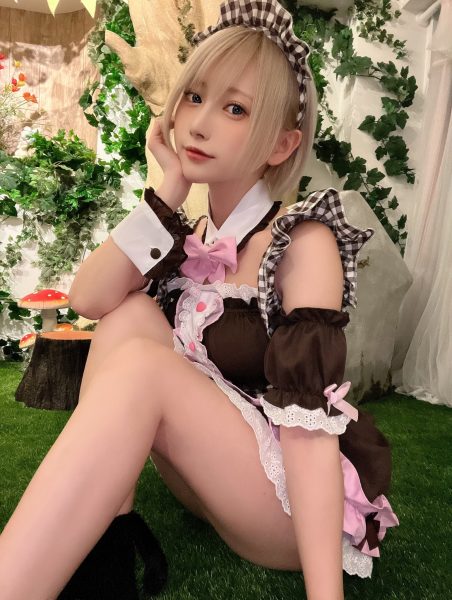 コスプレイヤー・篠崎こころ、メイドコスで生脚大胆披露！