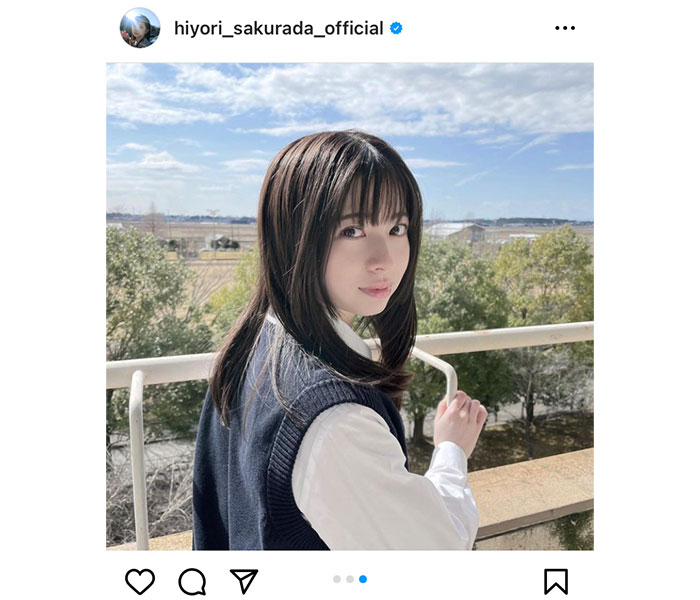 桜田ひより、制服姿で振り向き微笑むオフショットが無敵すぎる！