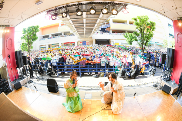 いきものがかり、地元・海老名でフリーライブ！8000人の前で『SAKURA』歌唱