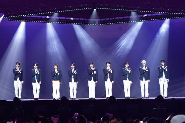 【写真特集】ZEROBASEONE、制服風衣装で初々しいパフォーマンス！＜KCON JAPAN 2023＞