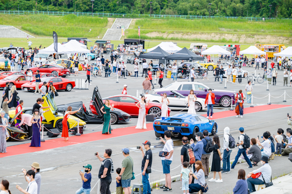 100台のスーパーカーとゴージャスなドレス姿の美女が集結！＜TOKYO SUPERCAR DAY 2023 さいたま＞