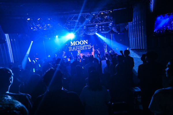 【ライブレポート】MOON RABBiTS、赤羽Renyで過去最大規模のワンマンライブ開催