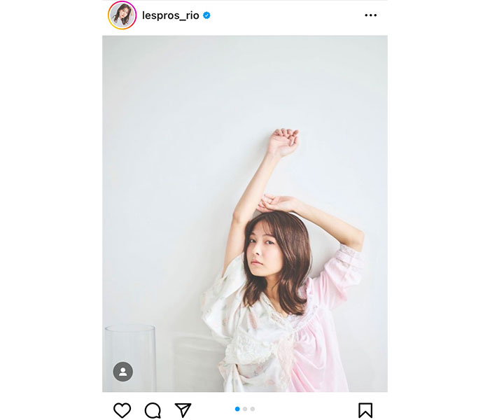 寺本莉緒、裸足でお姫さま座りをする可愛らしいショットを公開！「なんだかすごく素敵な写真です」とファン大絶賛！