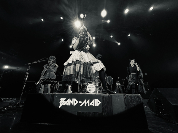 BAND-MAID、結成10周年ツアー前半戦を満員で完走！巻き起こったシンガロングに「最高―！」