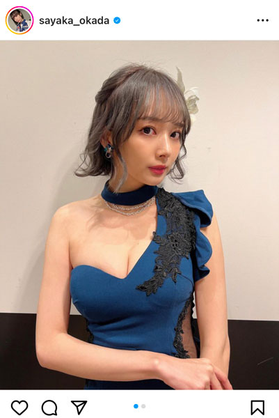 岡田紗佳、セクシーなドレス姿で美谷間チラリ