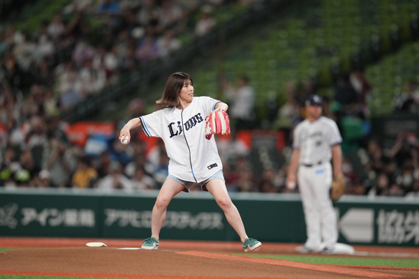 吉田沙保里、ショートパンツ姿で始球式に登場！豪快な投球に会場も驚き