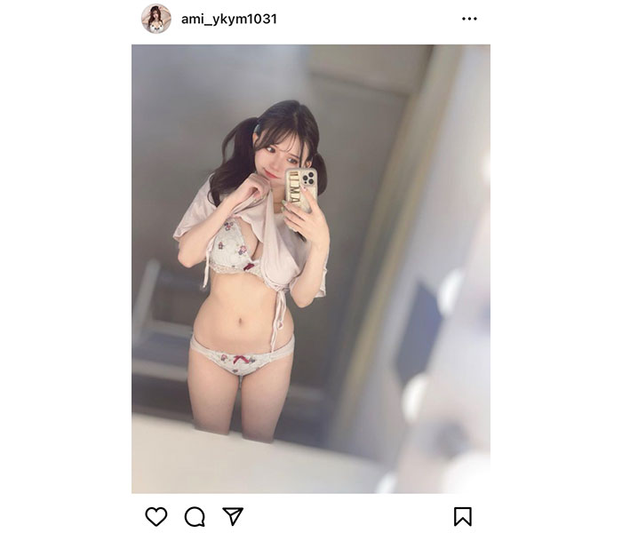 横山あみ、トップスまくって美谷間＆くびれチラ見せ