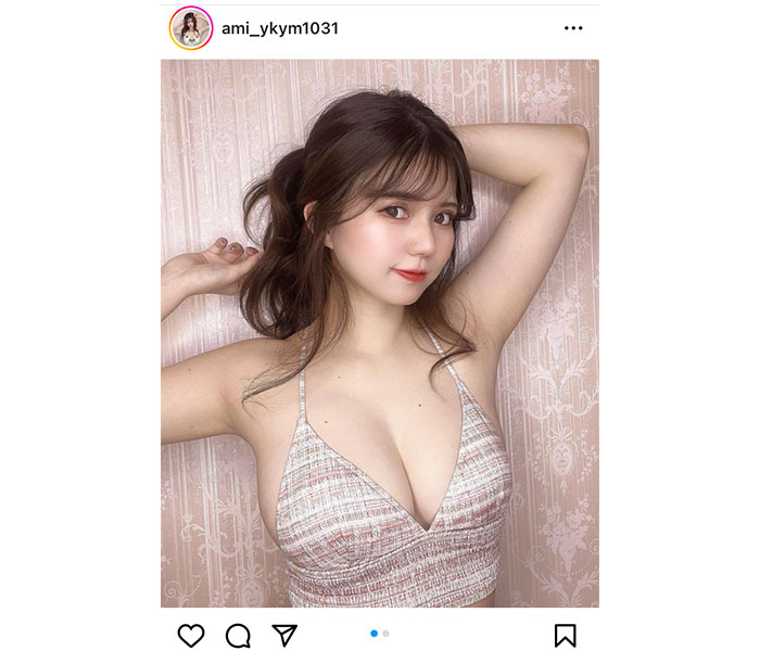 横山あみ、新作ビキニでホクロ付きバストを大胆披露