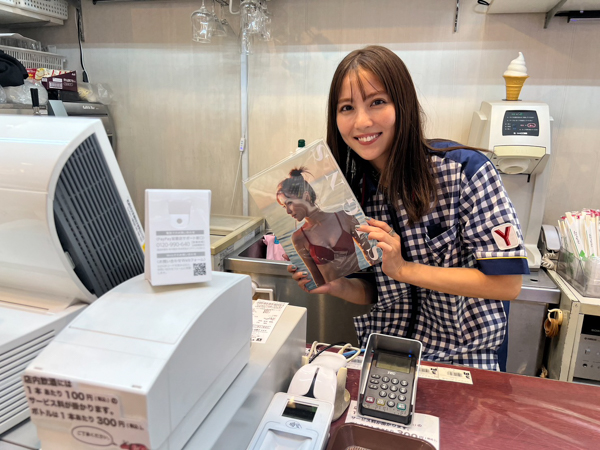 「いらっしゃいませ！写真集あたためますか！？」石川恋、一日コンビニ店長！世界初？コンビニを写真集でジャック！！石川店長自ら、写真集を販売！！