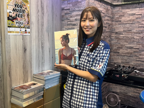 いらっしゃいませ！写真集あたためますか！？」石川恋、一日コンビニ店長！世界初？コンビニを写真集でジャック！！石川店長自ら、写真集を販売！！ |  WWSチャンネル