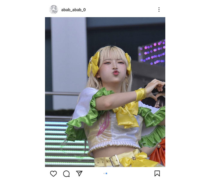 こがちゃんちゃん、お腹チラリな『可愛すぎる』ライブ写真を公開「流石の透明感」「LIVE中こんな可愛いのかよ笑」とファン歓喜