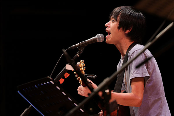 石崎ひゅーい×小山田壮平×長澤知之による弾き語りコラボライブ開催レポート