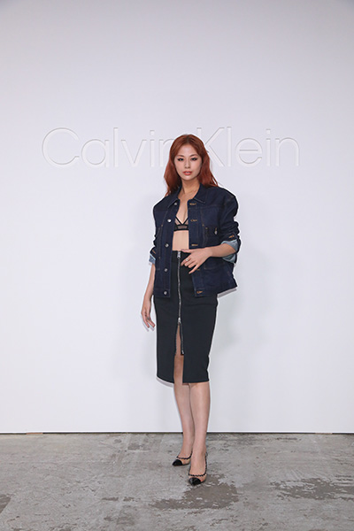 西内まりや、美脚をのぞかせるスリット入りスカートで登場！〈Calvin Klein グローバルイベント in TOKYO〉