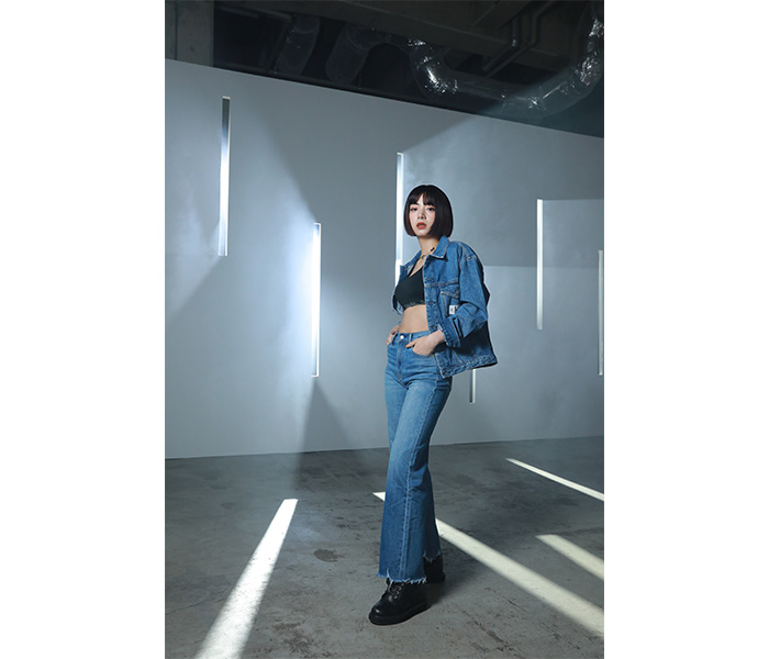 池田エライザ、美しいボディラインにそったデニム姿で登場！〈Calvin Klein グローバルイベント in TOKYO〉