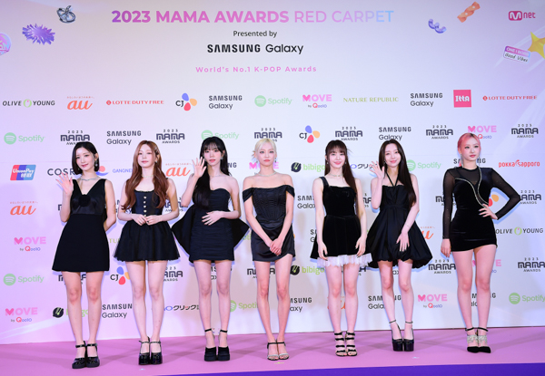 EL7Z UP（エルズアップ）、セクシーなミニスカ黒ワンピで登場！＜2023 MAMA AWARDS＞