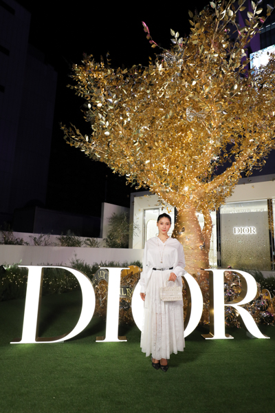 土屋太鳳、ディオールの上品なホワイトコーデで登場！＜DIOR HOLIDAY POP-UP＞