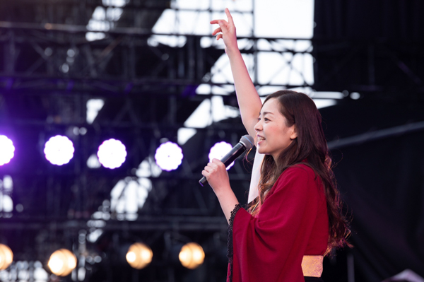 【写真特集】シンガーソングライター・TOMO、和をテイストにした紅白の麗しい衣装でオープニングアクトを飾る！〈PEACE STOCK 78’ HIROSHIMA 2023〉